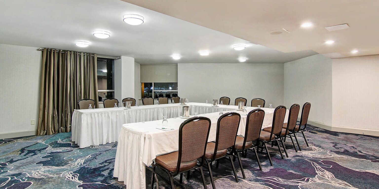 Holiday Inn Oakville Centre