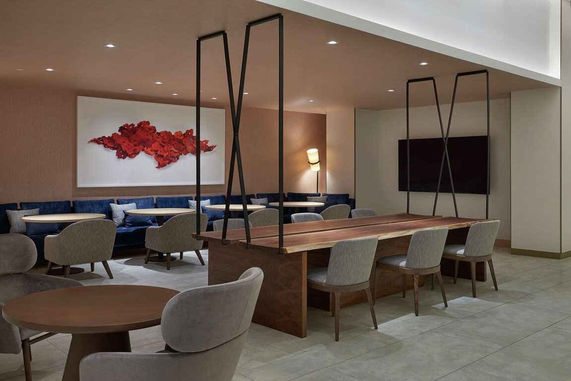 Hilton Toronto Airport Hotel and Suites