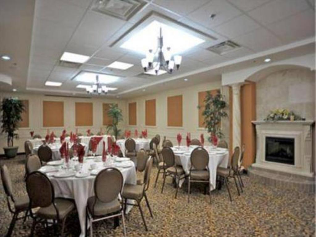 Monte Carlo Inn Barrie Suites