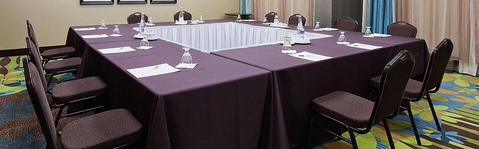 Holiday Inn and Suites Montreal Airport