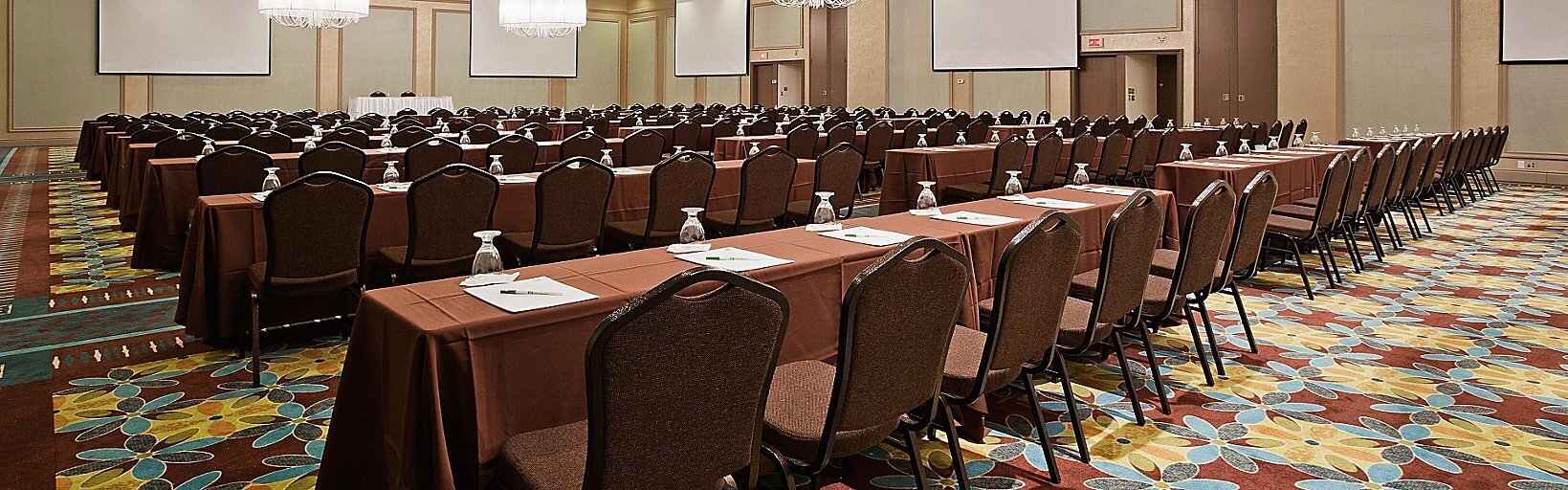 Holiday Inn and Suites Montreal Airport