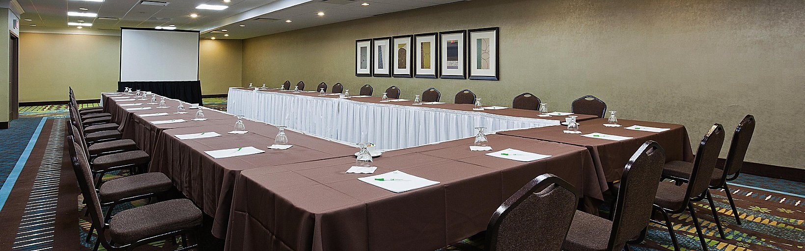 Holiday Inn and Suites Montreal Airport