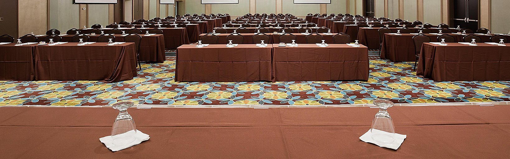 Holiday Inn and Suites Montreal Airport