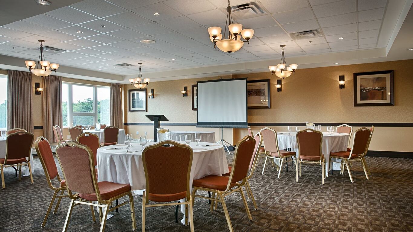 Best Western Plus Chocolate Lake Hotel