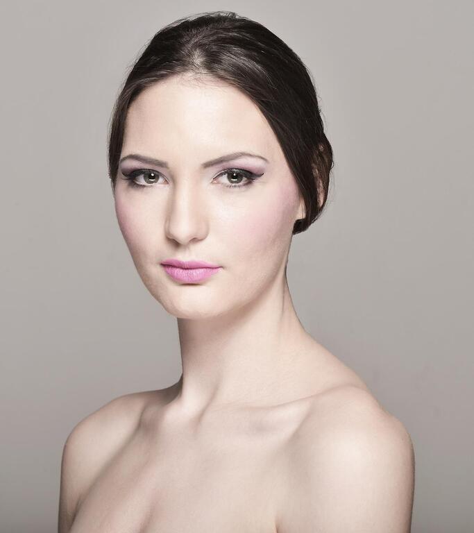 Lola Zee Makeup Artist