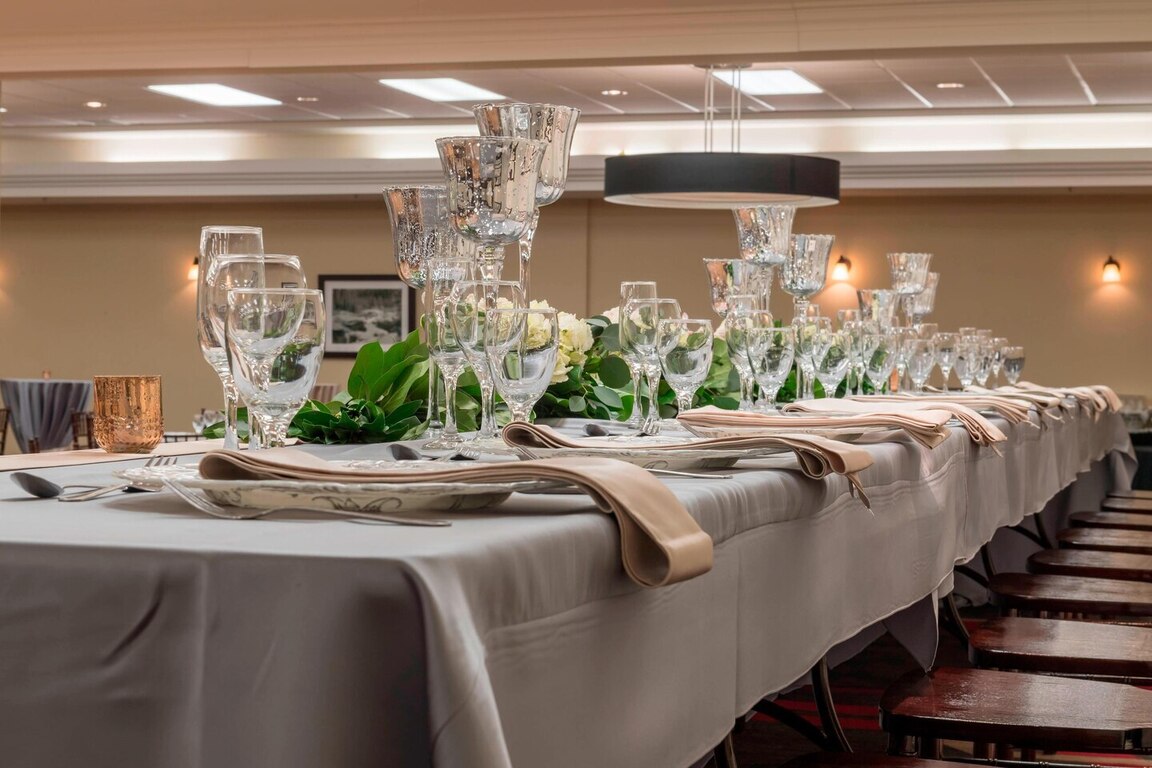 Four Points by Sheraton Edmonton South