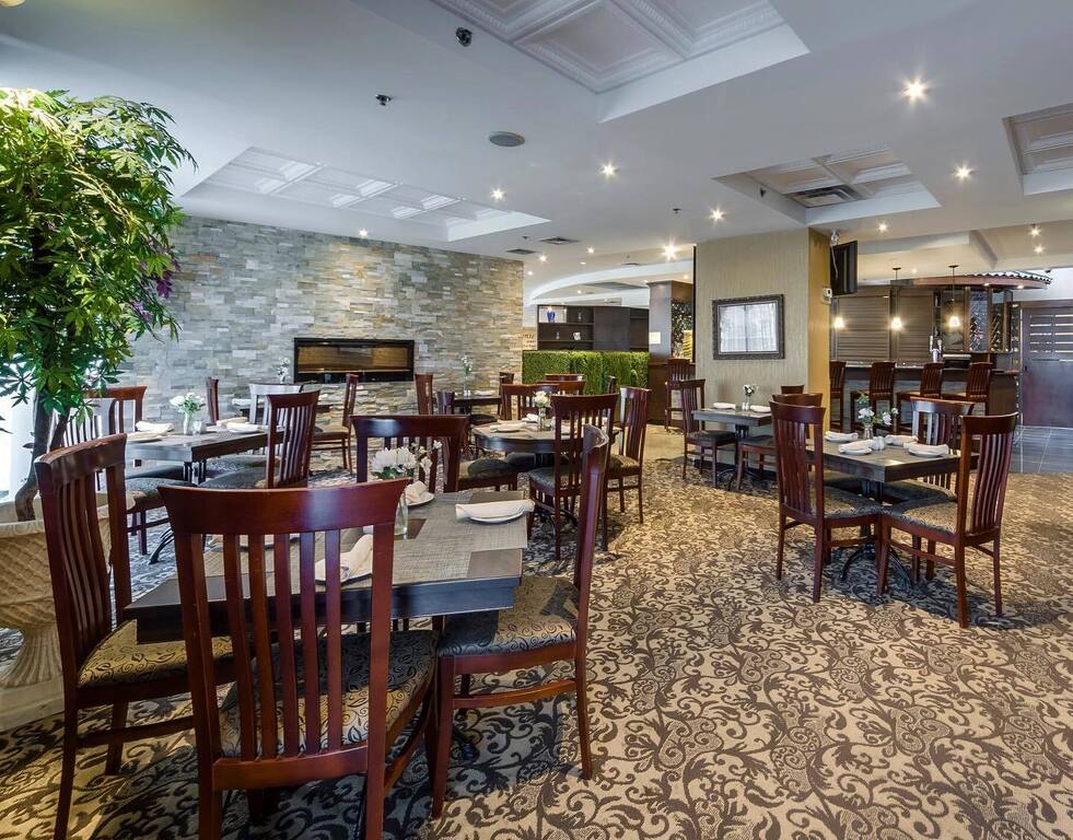 Monte Carlo Inn Oakville Suites